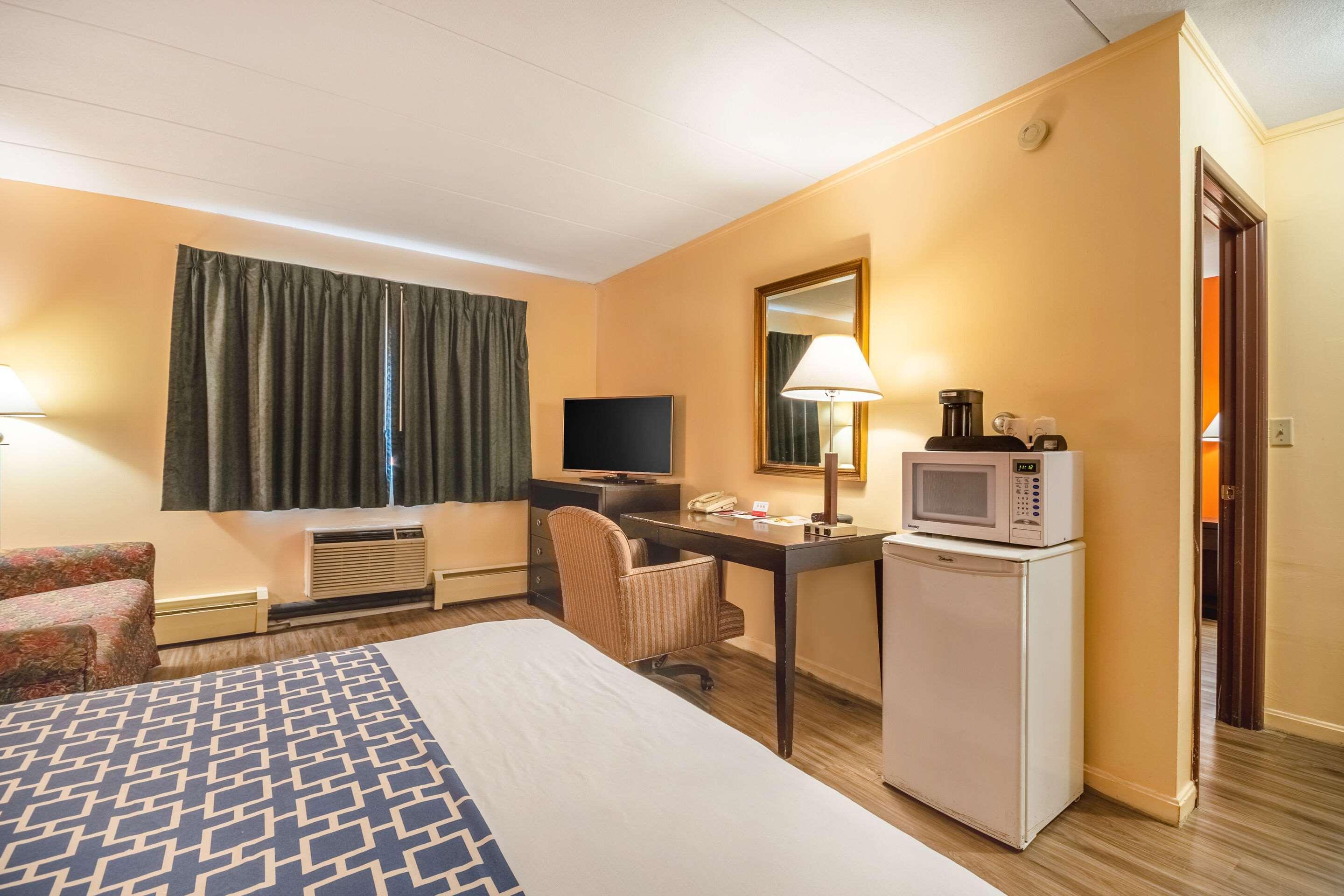 Econo Lodge Inn & Suites Airport Windsor Locks Kültér fotó