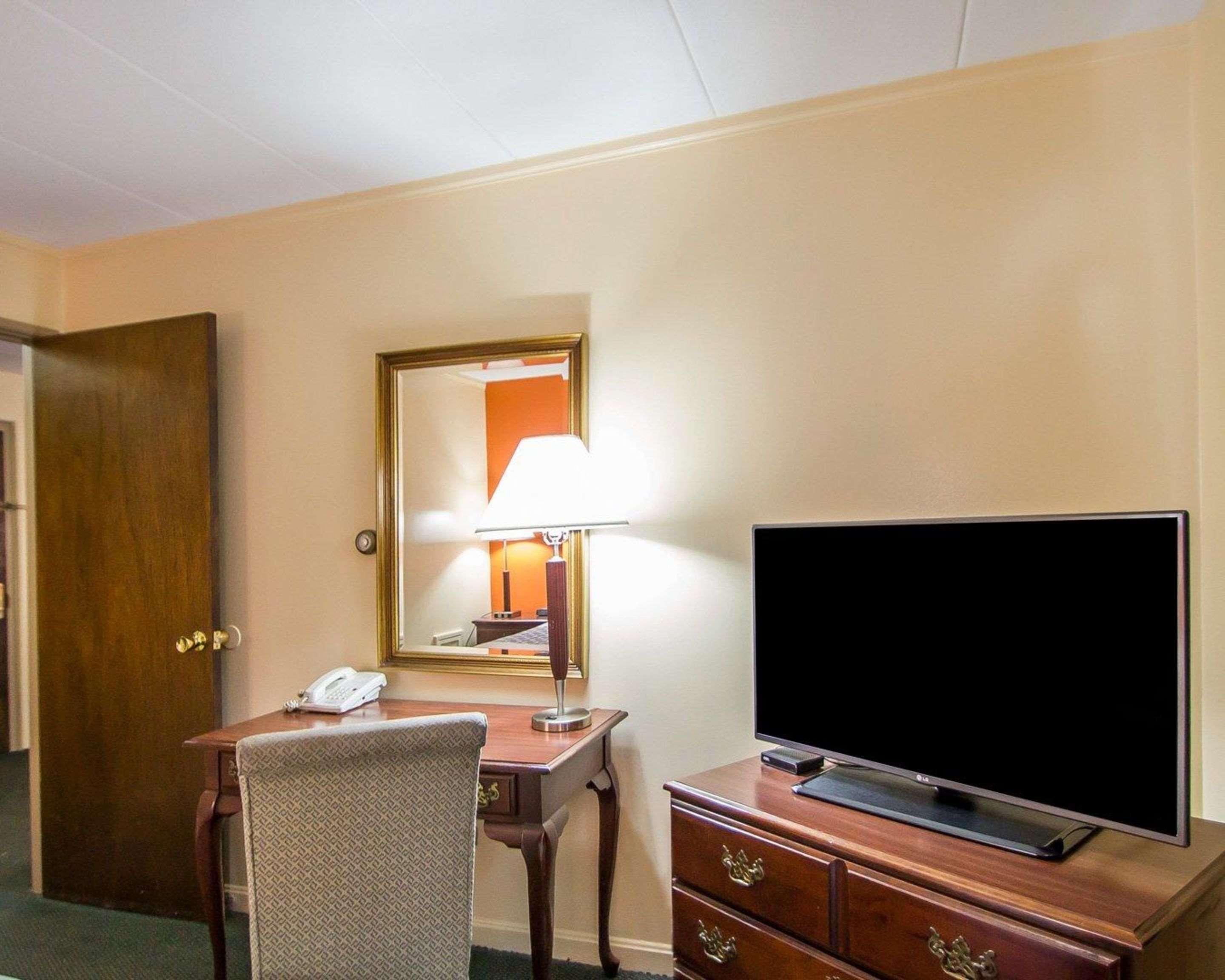 Econo Lodge Inn & Suites Airport Windsor Locks Kültér fotó