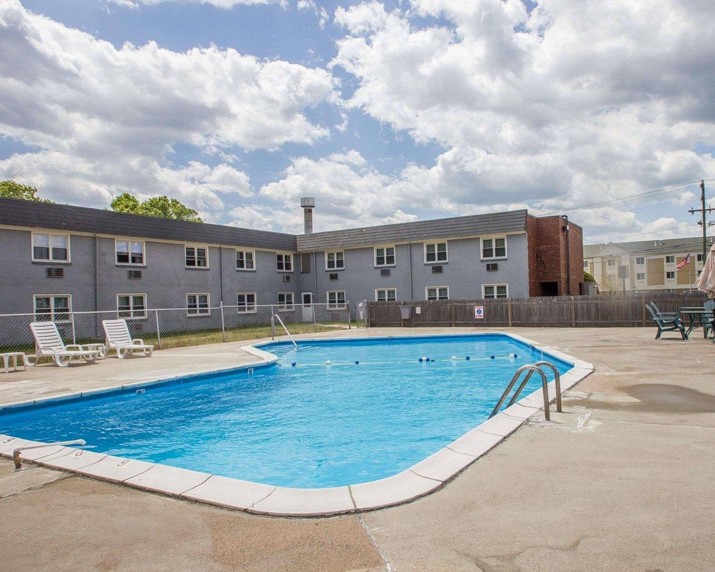 Econo Lodge Inn & Suites Airport Windsor Locks Kültér fotó